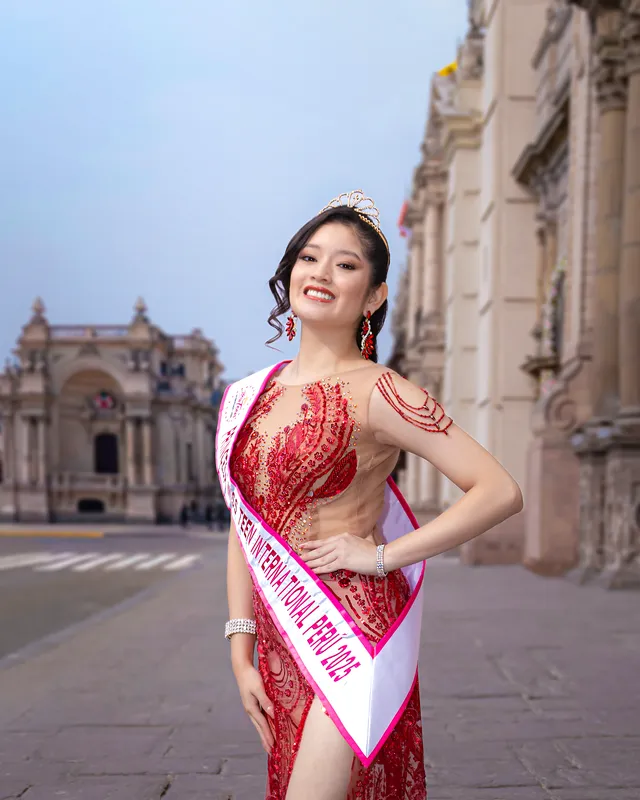 Sesión de fotos de una concursante de Miss Teen en el centro de Lima